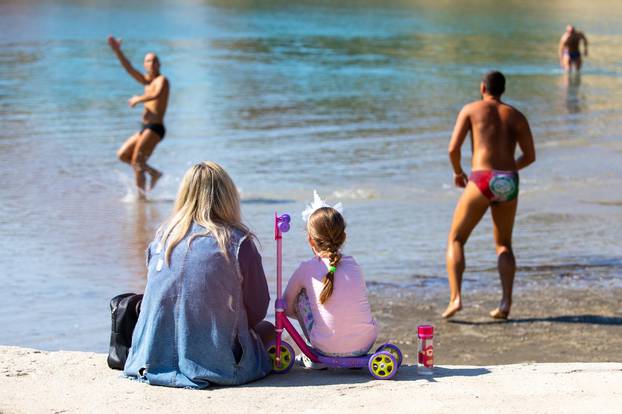 Split: Splićani zaigrali picigin na plaži usprkos koronavirusu