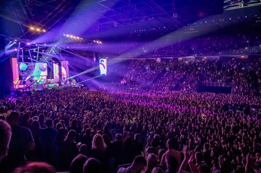 Plavi orkestar u Areni Zagreb je pokazao svu moć glazbe: Mlado i staro pjevalo uglas kao jedno!