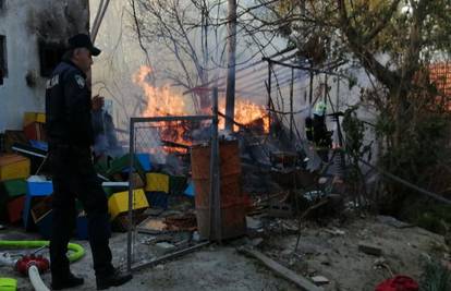 Buknuo požar u dvorištu kuće, vatra zahvatila i dio krovišta