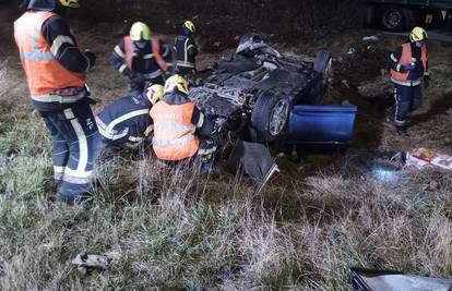 Teška nesreća na obilaznici u Zagrebu: Auto završio na krovu, troje ljudi prevezli u bolnicu