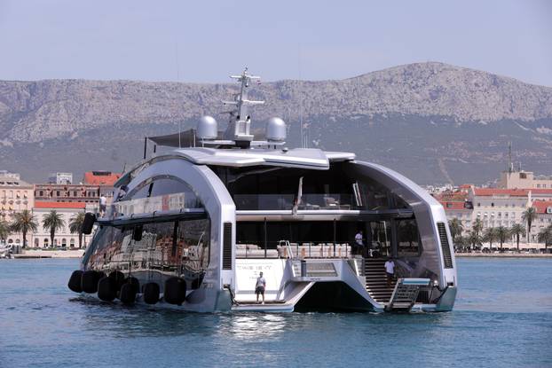 Jahta neobičnog izgleda This Is It uplovila u Split 
