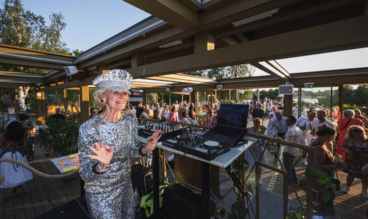 DJ Gloria ima 81 godinu, svira za starije, svaki klupski nastup  počinje hitom: 'I will survive'