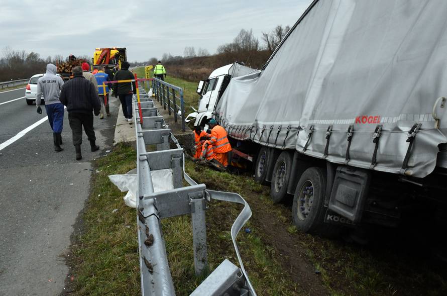 Vozač kamiona teško ozlijeđen: Sletio u kanal, rasuli se dijelovi