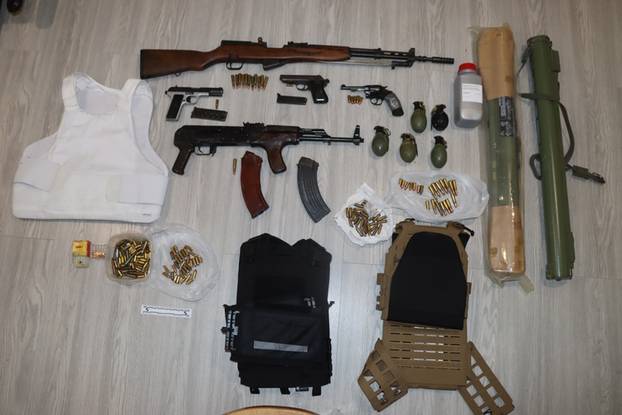 FOTO Spremio se za rat: Bombe, zolje, puške... Ovo su policajci našli mladiću koji im  je bježao!