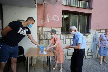 Rijeka: Građani sa zaštitnim maskama zbog pandemije koronavirusa izašli na parlamenrane izbore