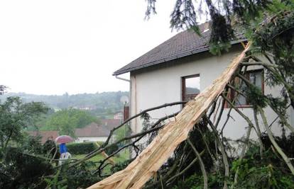 Nevrijeme u Hrvatskoj rušilo stabla, a kiša potopila ceste