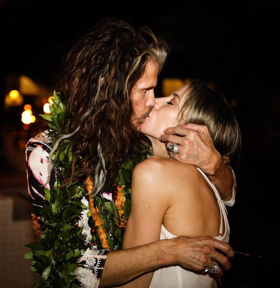Steven Tyler (70) i Aimee (30) ljubakaju se kao napaljeni klinci