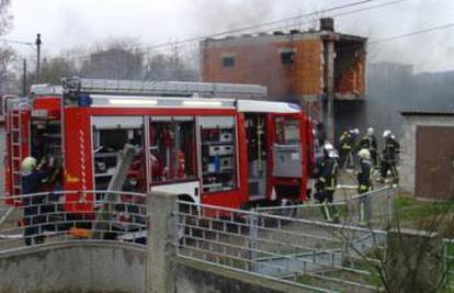 Ilegalno sagrađena garaža se zapalila u Zagrebu