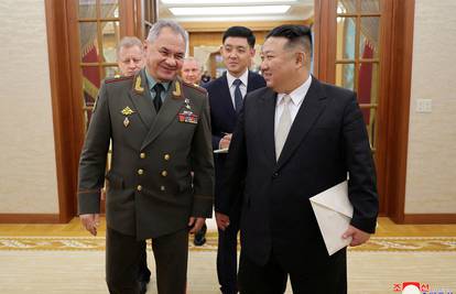 Ruski ministar Šojgu u društvu Kim Jong Una razgledao zabranjene balističke projektile