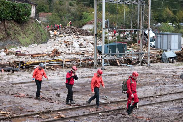 Najmanje 21 osoba izgubila je život u poplavama u BiH, započela potraga za nestalima 