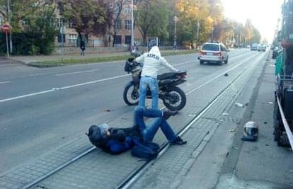 Cliom skretao u traku za javni prijevoz pa oborio motociklista