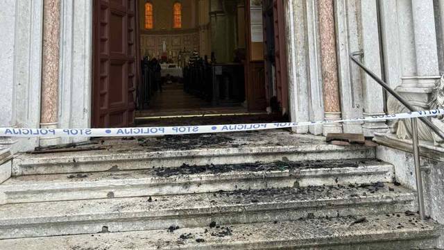 VIDEO Sramota u Puli! Netko je zapalio vrata crkve prije mise: 'Pomolili smo se za te vandale'