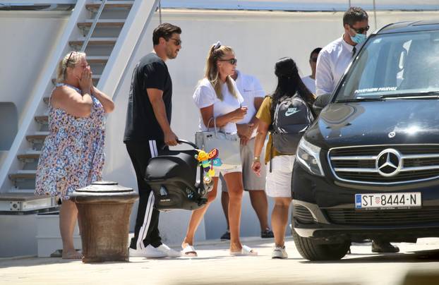 Bogatašica Petra se 'bacila' na sređivanje noktiju prije odlaska