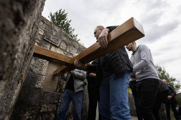 Mostar: Brojni vjernici sudjelovali na križnom putu