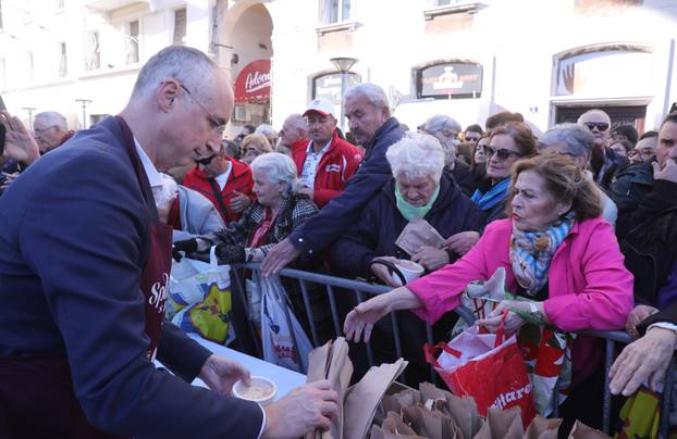 U Splitu građanima podijeljeno pet tisuća porcija bakalara i fritula