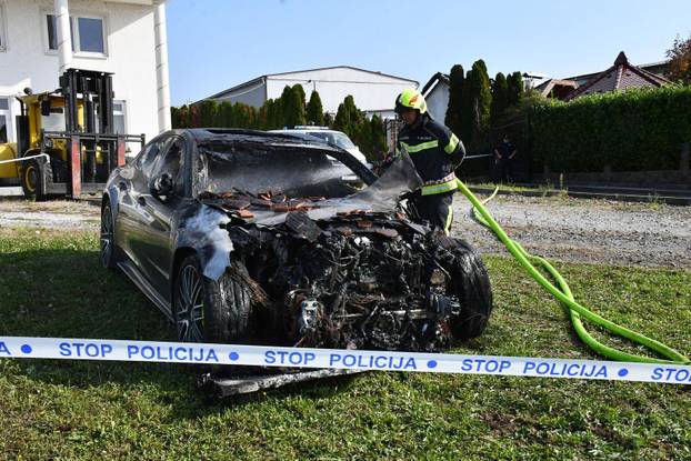FOTO Izgorjeli skupocjeni auti kraj Požege: Viličarima ih iznosili da spriječe katastrofu