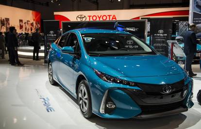 Nova ideja iz Toyote: Solarni Prius stalno se puni strujom