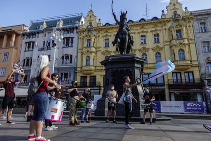 U Splitu i Zagrebu molili krunicu na trgovima, nasuprot njih stali protuprosvjednici s plakatima