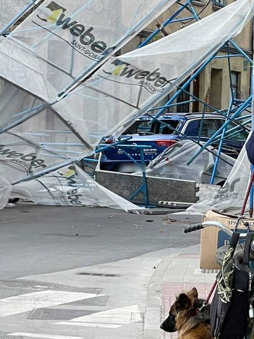 Karlovac: Zbog jakog vjetra srušila se skela i pala na auto