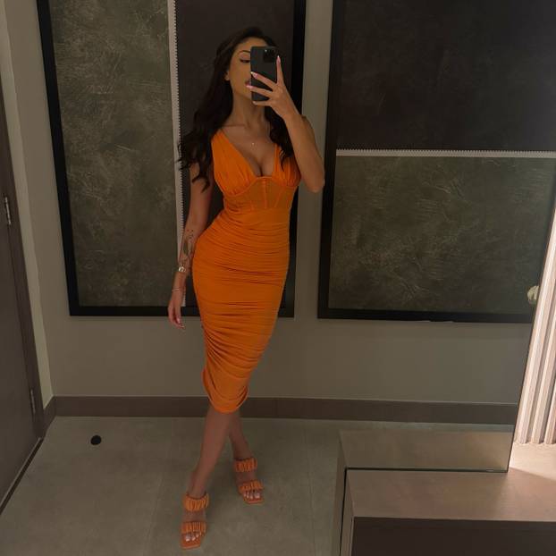 FOTO Seksi kuharica koja je zaludjela milijune: Nataly kuha u izazovnim izdanjima