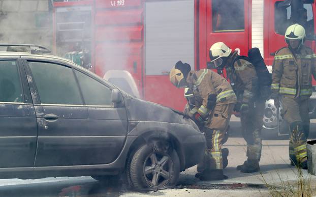 Split: Na ulazu u benzinsku postaju zapalio se osobni automobil