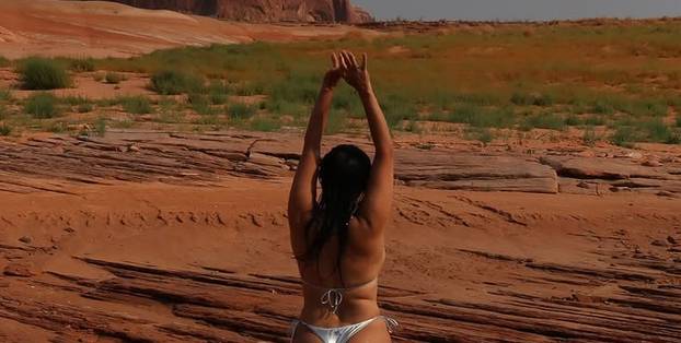 FOTO Ljeto u znaku tangica! Ovako su poznate dame otkrile adute u minijaturnim bikinijima