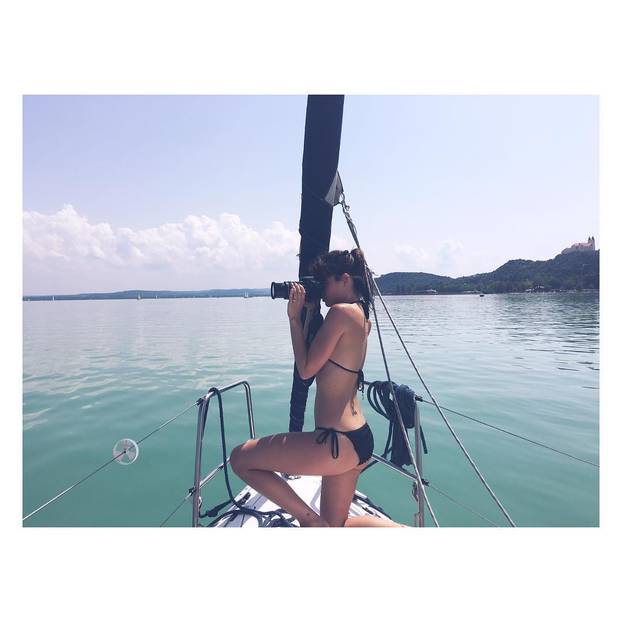 FOTO Zvijezda Hollywooda je zavirila u garažu Ferrarija. A mehaničari u njezin dekolte