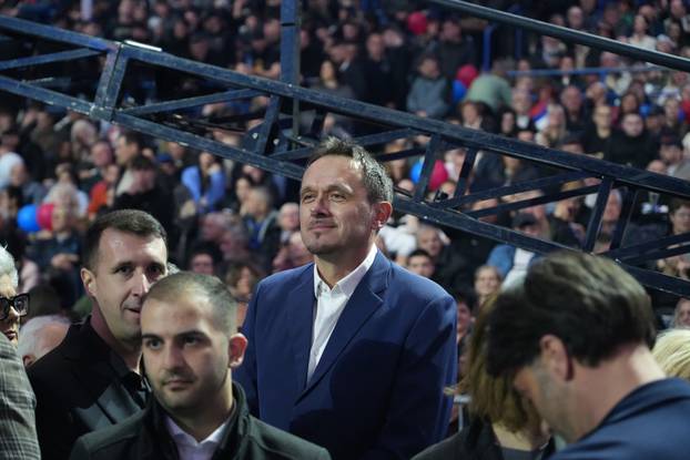U Beogradskoj Areni održan je skup Srpske napredne stranke "Srbija - naša obitelj"