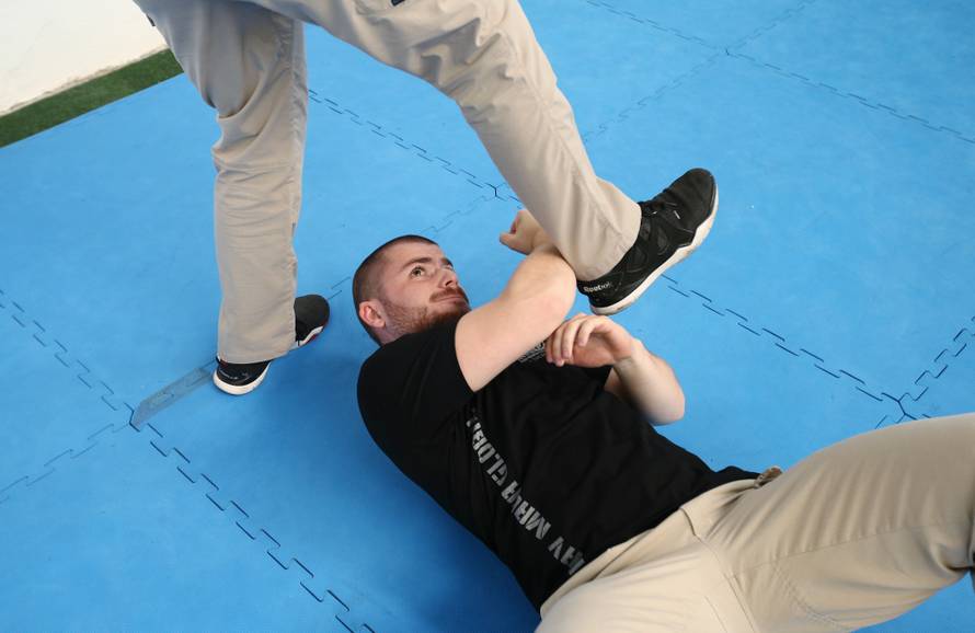 Naučite se spasiti od napada palicom, nožem i pištoljem!