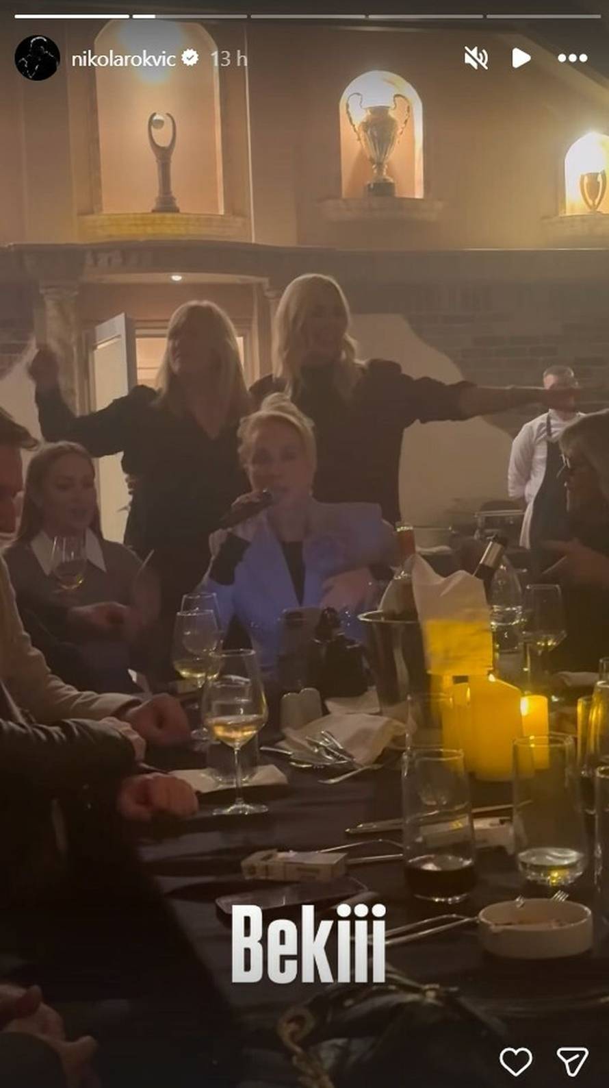 Slavilo se! Lepa Brena uz Priju zapjevala hit iz 90-ih u vili