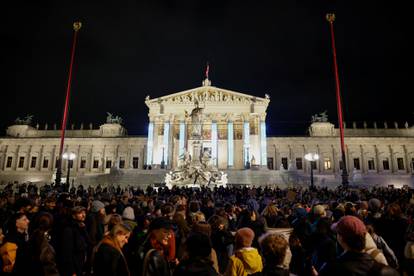 FOTO Veliki prosvjed u Austriji, tisuće ljudi ne žele desnicu u parlamentu: 'Nacisti, van!'