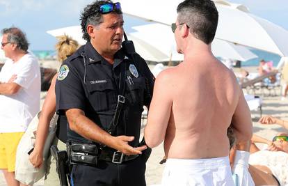 Sram ga bilo: Policija Simona prekorila zbog psića na plaži