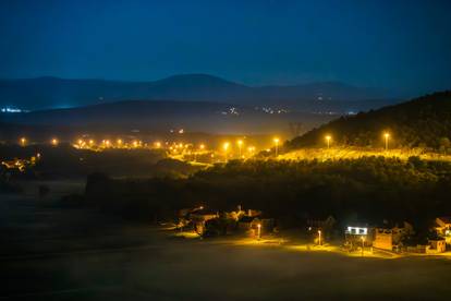 FOTO Mjesto Bisko je 'nestalo' pod gustom maglom, Karlovac je izgledao kao u bajci...