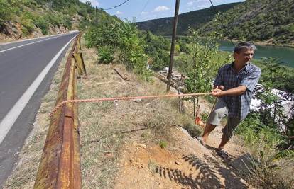 Invalid može doći do svoje kuće samo pomoću užeta