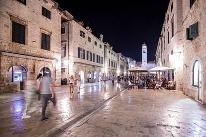 Dubrovnik u večernjim satima: Turisti uživaju u šetnji centrom