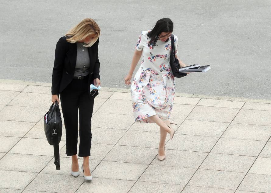 Zagreb: Ministrica poljoprivrede prilikom izlaska iz automobila oštetila petu na cipeli