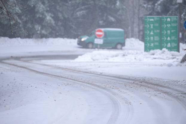 Zagreb: Snijeg i jak vjetar na Sljemenu