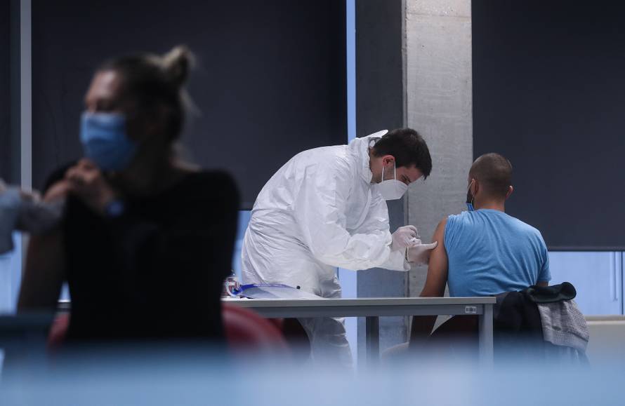 Gripa hara, a tek rijetke bolnice uvele obavezu nošenja maski. Evo što kaže epidemiolog...