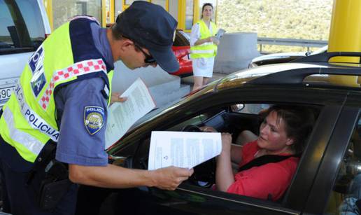 Policajci dijelili letke turistima,  oni se žalili na oluju u Austriji