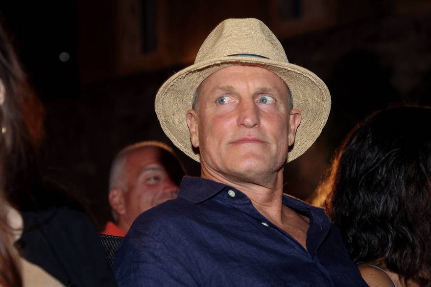 Holivudski glumac Woody Harrelson sa suprugom došao na Vis: Gledali su njegov film