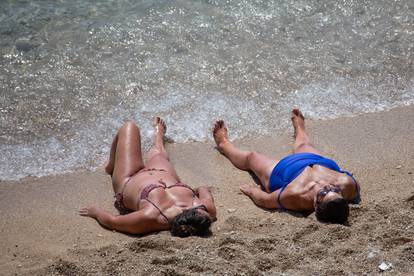 Omiljena u Dubrovniku: Turisti uživali u suncu na plaži Banje