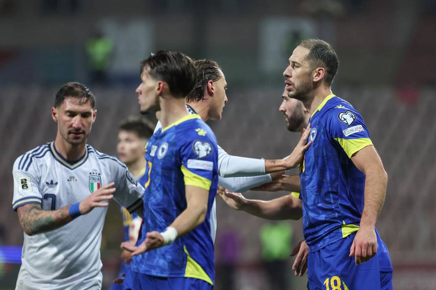 Zenica: Naguravanje igrača na terenu nakon što je Bastoni dobio crveni karton tijekom utakmice BiH - Italija
