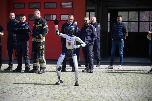 Zagreb: Demonstracija suradnje vatrogasne postrojbe i robotskog psa Unitree Go2 