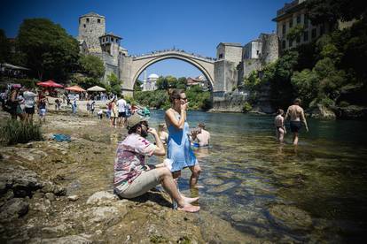 FOTO Brojni turisti rashladili se u Neretvi. U Mostaru i do 42°C