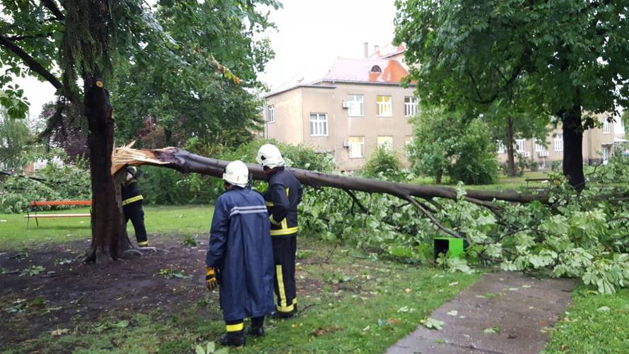 Kaos u Osijeku: Bolnica ostala bez krova, hitno selili pacijente