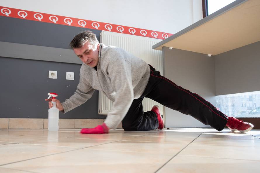 Zagrepčanin: Ako žene mogu kositi, mogu i ja prati podove