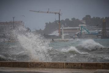 Split: Orkansko jugo potopilo rivu te stvaralo probleme u pomorskom prijevozu