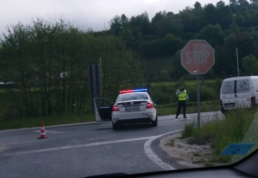 Bježali, smrskali auto, ozlijedili tri policajca i sakrili se u šumu