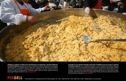 Šibenčani ispekli 50-metarsku pletenicu i fritaju od 5000 jaja 