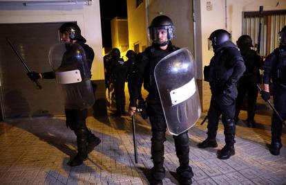 Krš i lom u Španjolskoj: Krajnja desnica pali ulice, a migranti su im mete. Policija uhitila 9 ljudi